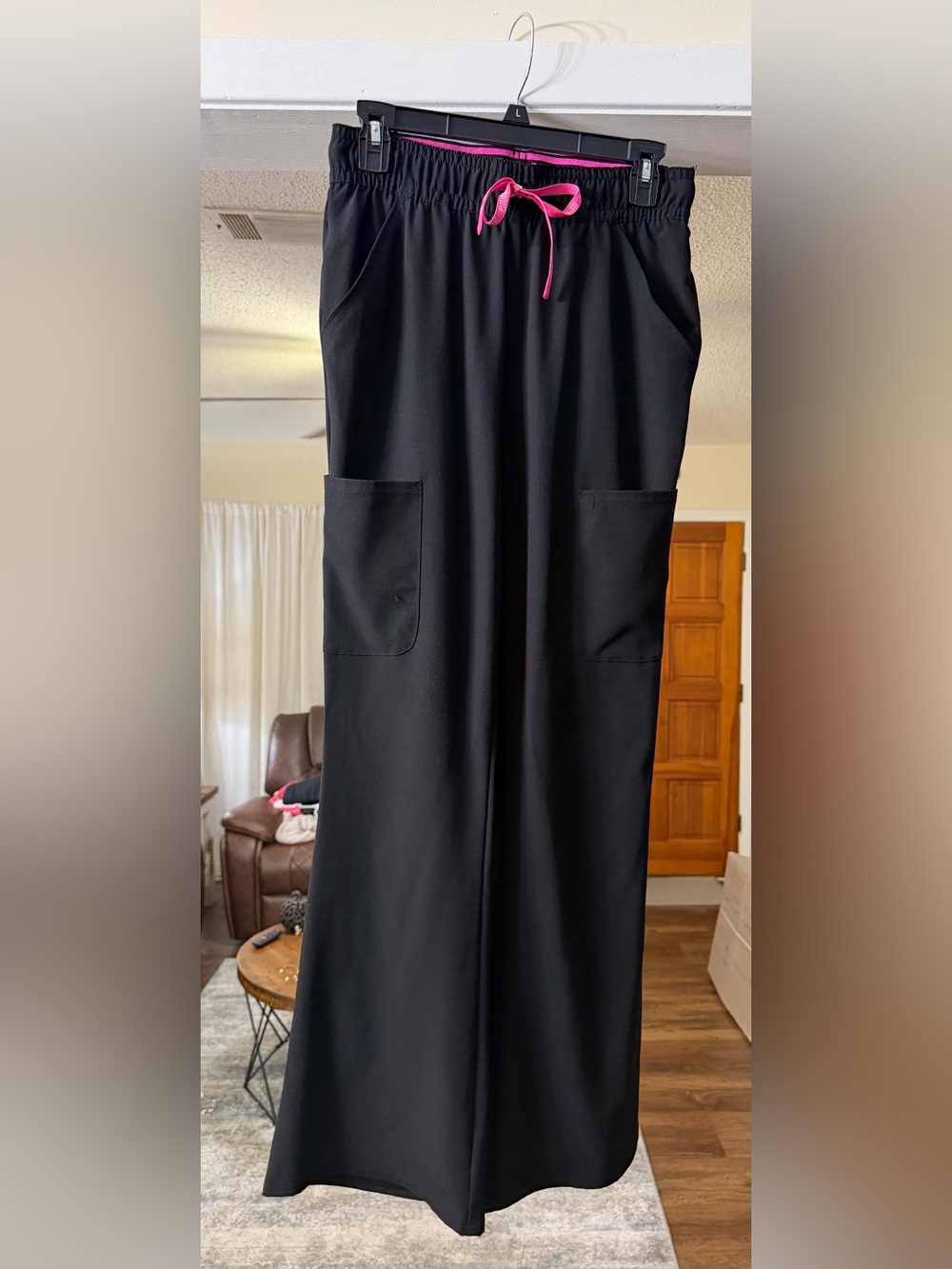 Med Couture Amp Black Scrub Pants with Hot Pink Accents – Size Small Petite 🖤🩷
